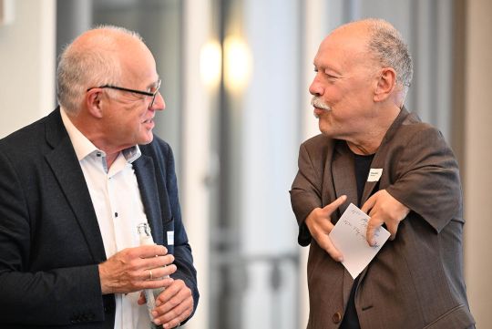 Zwei Herren unterhalten sich locker miteinander
