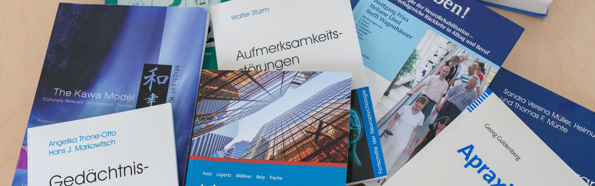 Mehrere Ausbildungshefte und Lernzeitschriften liegen übeneinander.