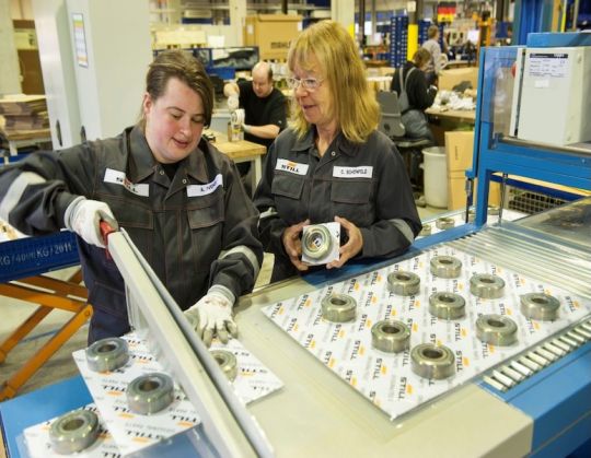 Zwei Frauen in einer Produktionsstaette