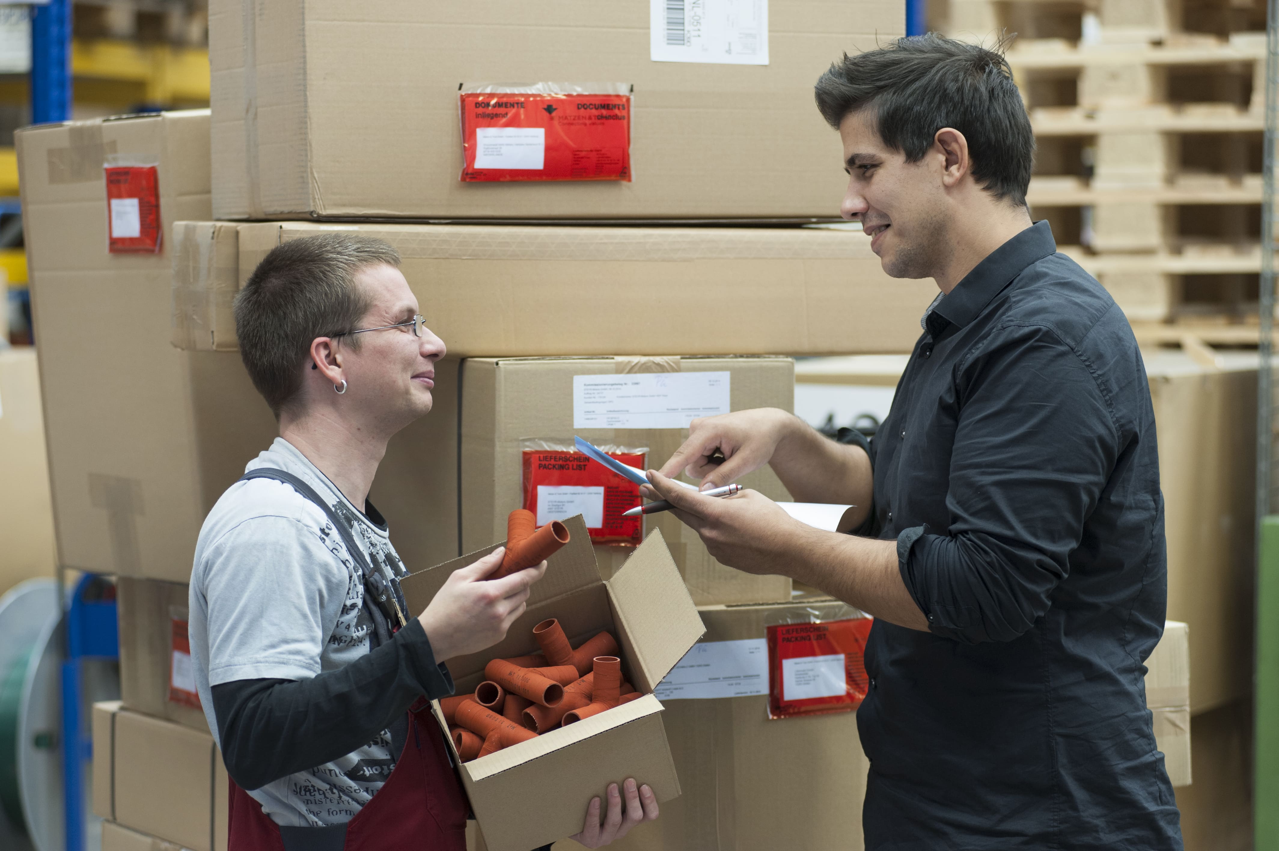 Zwei Personen im Lager