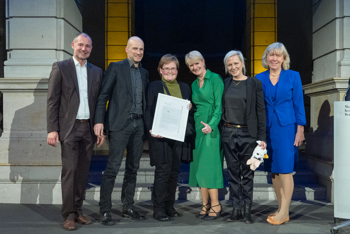 Die Preisträgerinnen haben den Preis übernommen