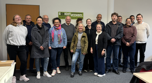 Die Teilnehmer posieren als Gruppe für das Foto