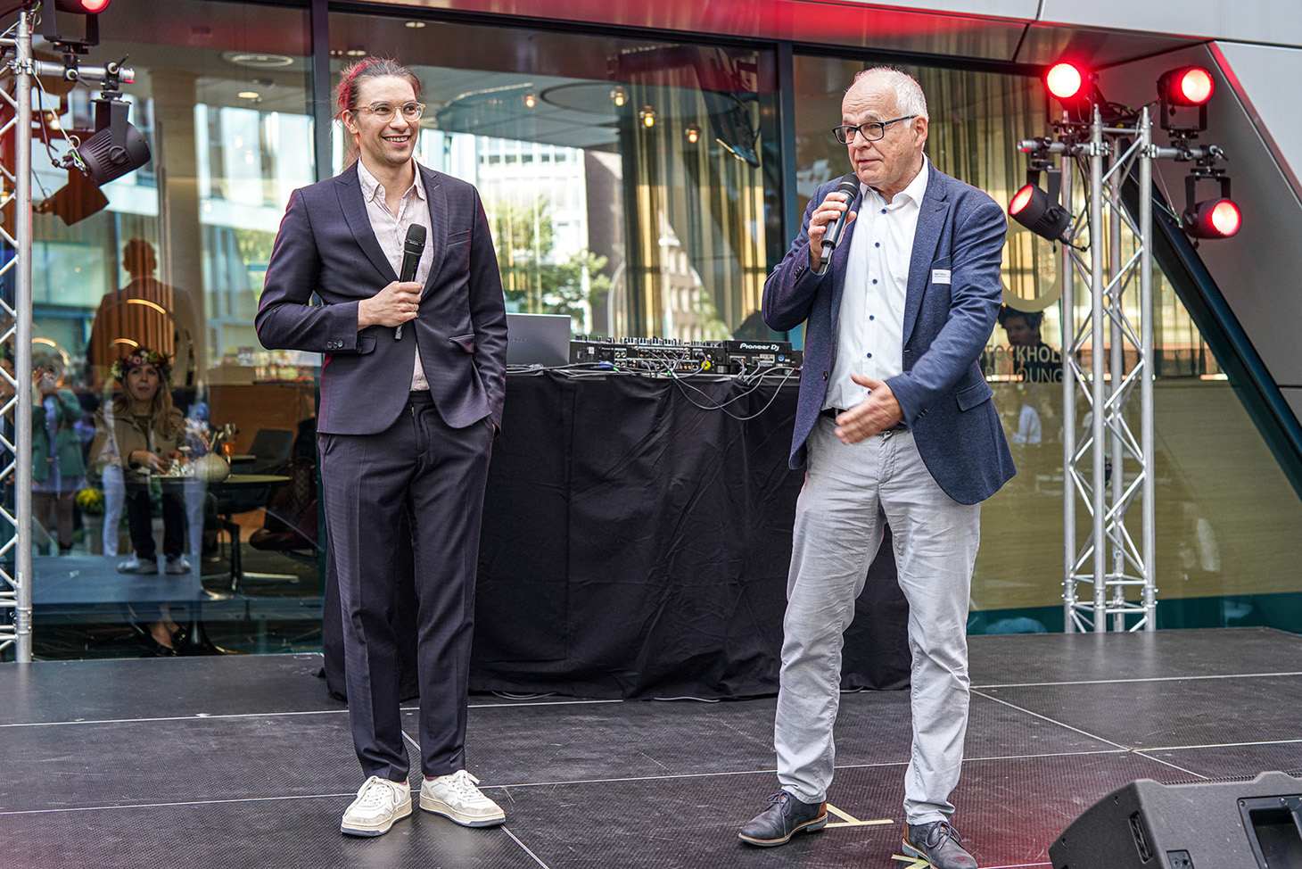 Steffen hält eine Rede auf der Bühne