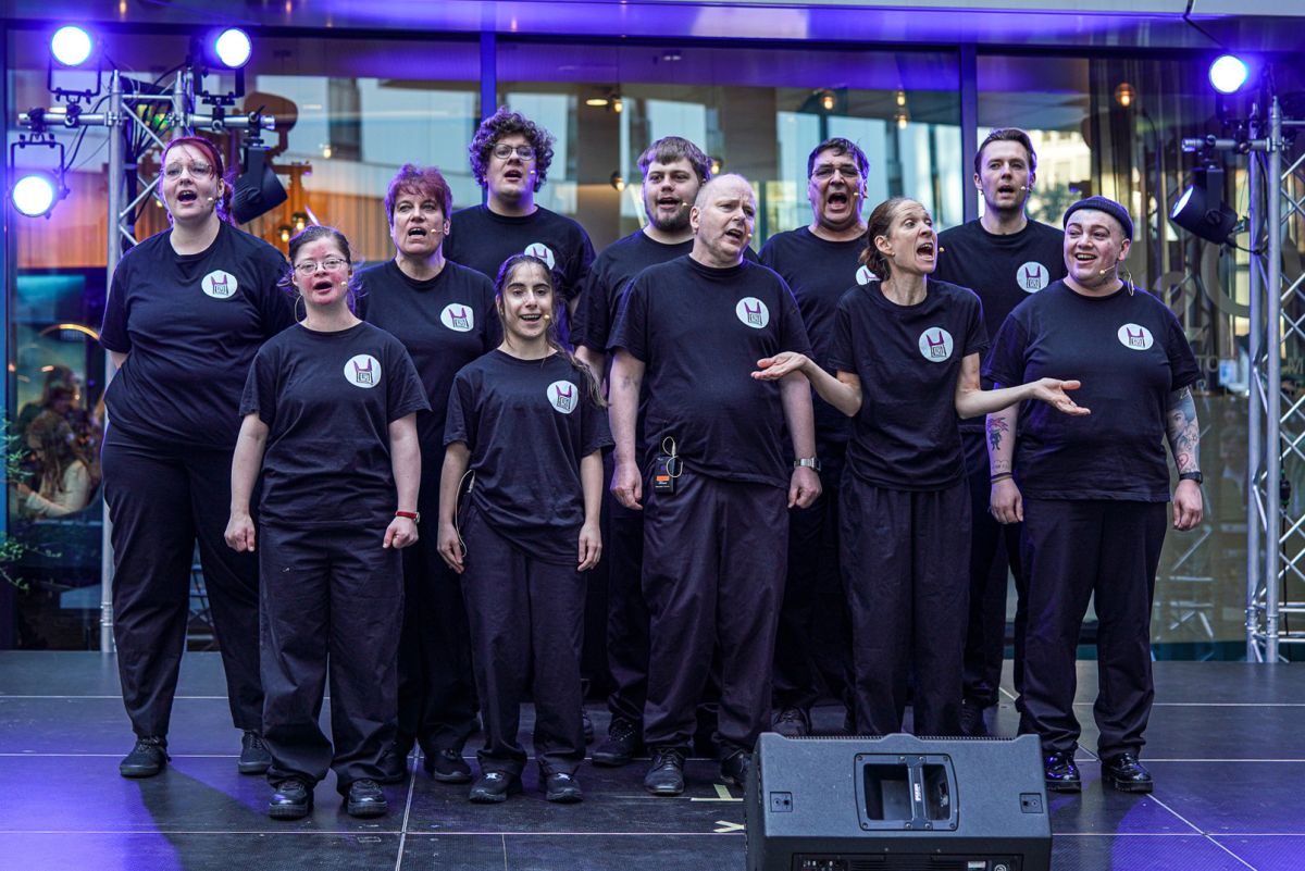 Auftritt des inklusiven Profi-Theaterensemble MINOTAUROS auf dem SCANDIC Midsommer-Fest 2025