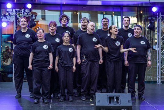 Auftritt des inklusiven Profi-Theaterensemble MINOTAUROS auf dem SCANDIC Midsommer-Fest 2025