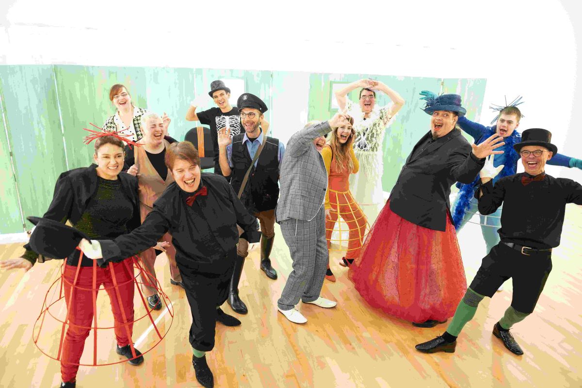 Man sieht eine Gruppe von verkleideten Menschen. Sie spielen Theater. Das ist die Minotauros-Theaterkompanie der Elbe-Werkstätten.