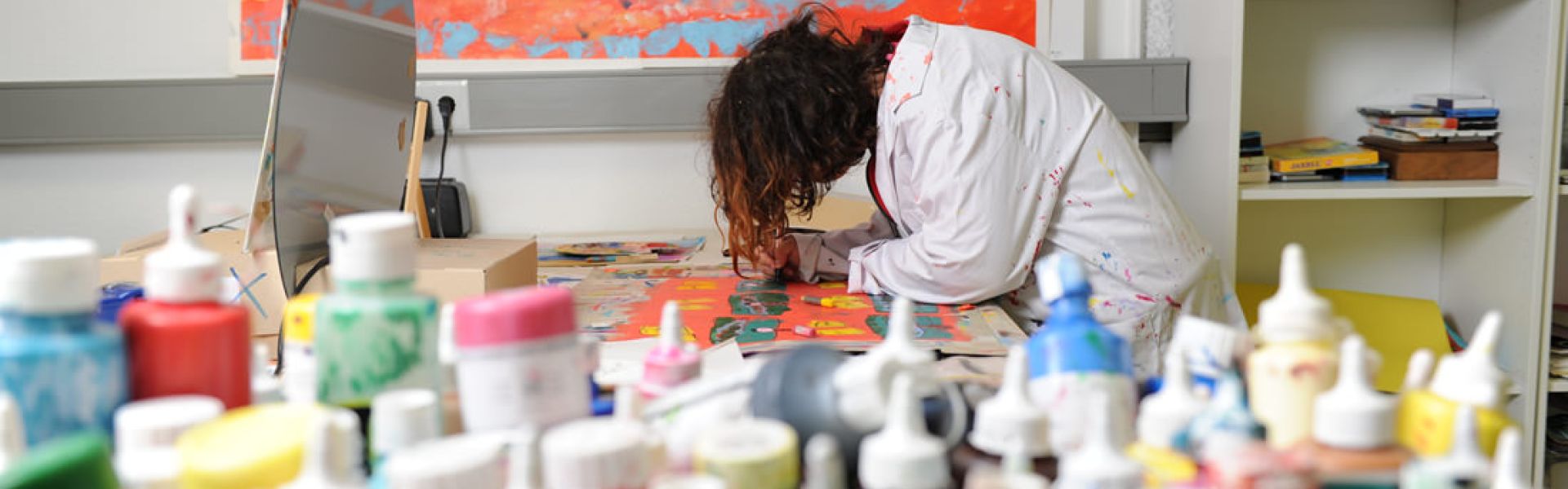 Frau beim Malen im Atelier Freistil der Elbe-Werkstätten